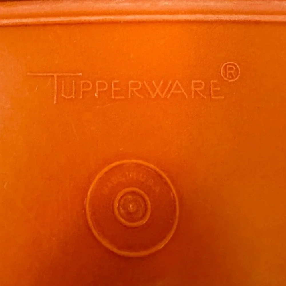 Tupperware Vintage Paprika 9x5